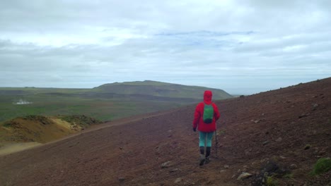espectacular paisaje de islandia, persona caminando por senderos, área de krysuvik seltun, movimiento de seguimiento de cámara, seguimiento de cámara - carro en un estabilizador de cardán steadicam