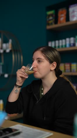 una mujer bebiendo un café en una cafetería