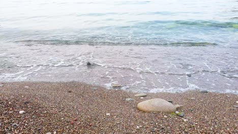 海浪在沙灘上慢慢移動,上面有岩石和沙子