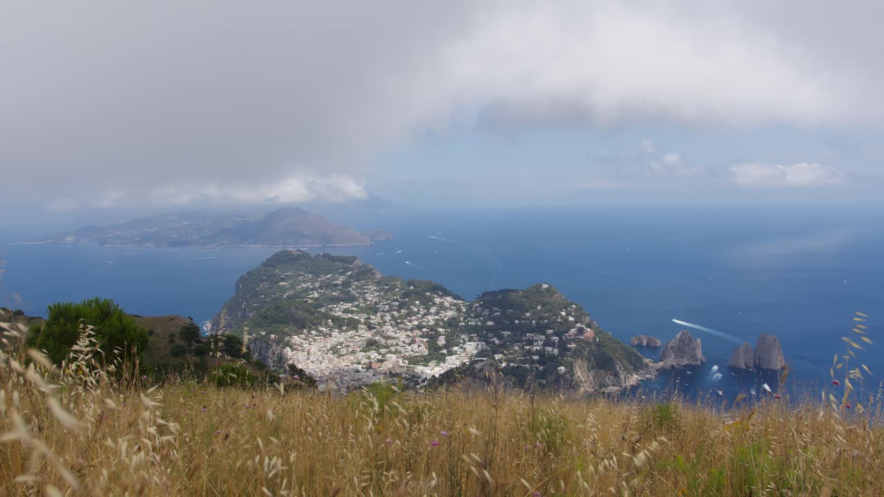 Un'ampia inquadratura statica dell'intera isola di Capri.