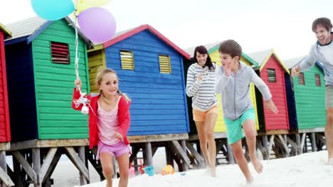 familia feliz corriendo en la playa
