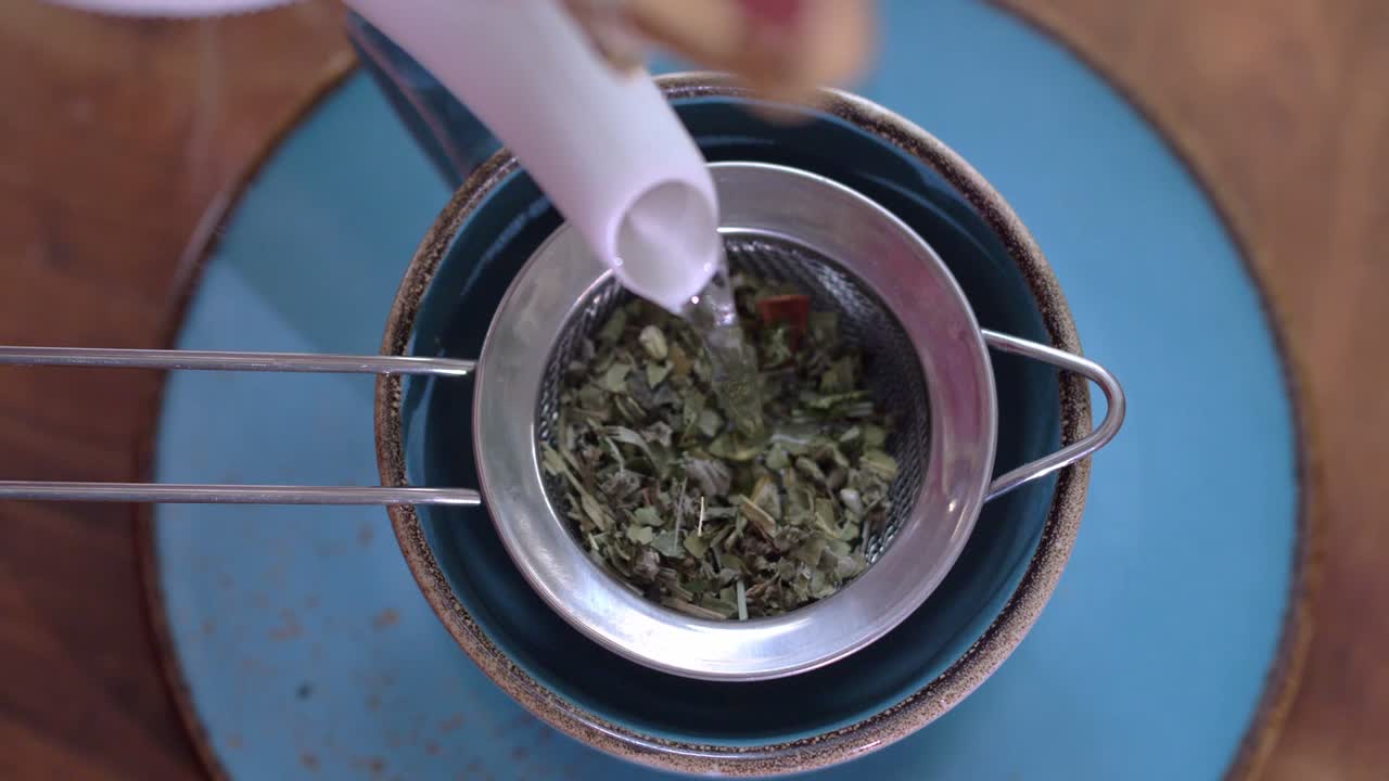 천연 허브차를 붓는다