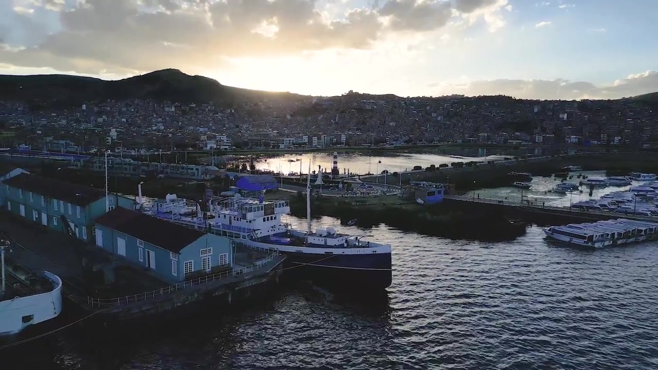 Tramonto dal molo sul Lago Titicaca.