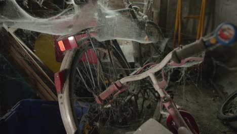 bicicletas viejas en el desorden, bichos y telarañas