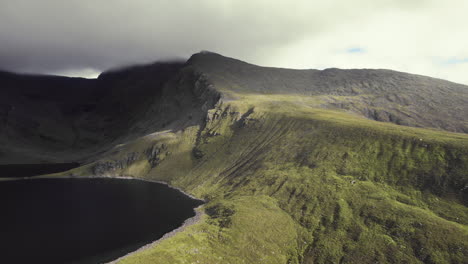 Schöne-Antenne-Des-Irischen-Hochlandes-Mit-Grasbedeckten-Bergen