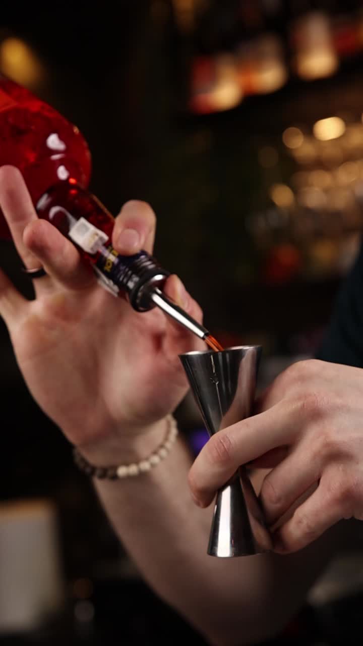 Versare ingredienti per cocktail con il misurino