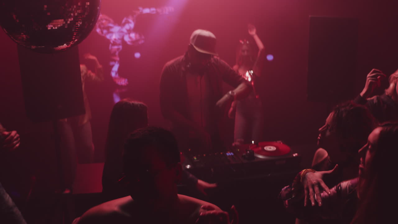 Gece Kulübünde Dans Eden Parti İnsanları