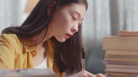 勉強している若い女性