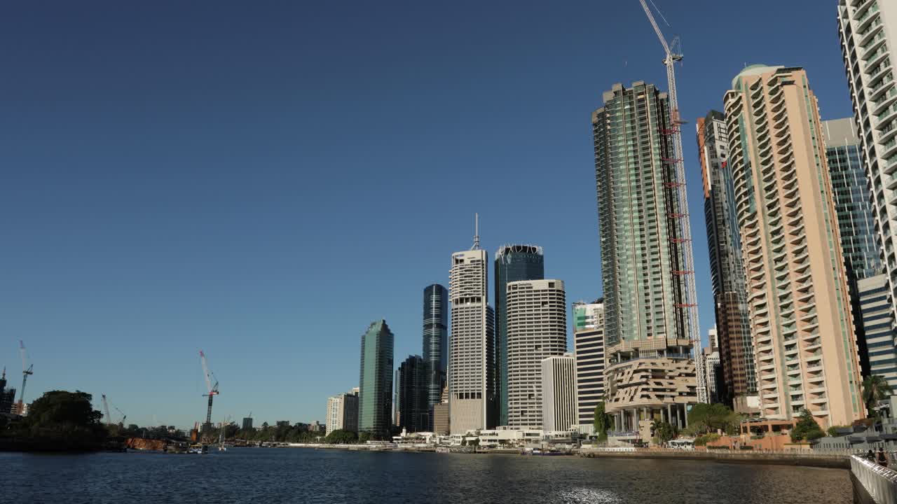 Ampia vista a sud del fiume Brisbane e della città dalla Passeggiata di City Reach, Brisbane City, Queensland, Australia