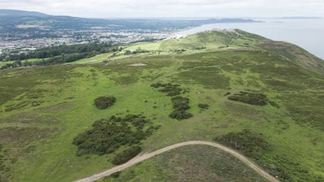 Der-üppige-Bray-Head-Mountain-In-Wicklow,-Irland-Mit-Schöner-Aussicht-Auf-Die-Stadtlandschaft-Von-Bray---Luftaufnahme