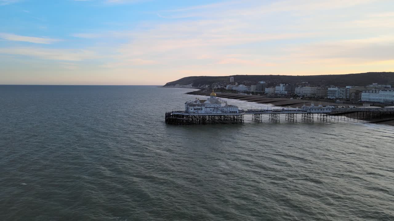 muelle y ciudad de eastbourne al atardecer sussex reino unido amplia vista aérea pov 4k