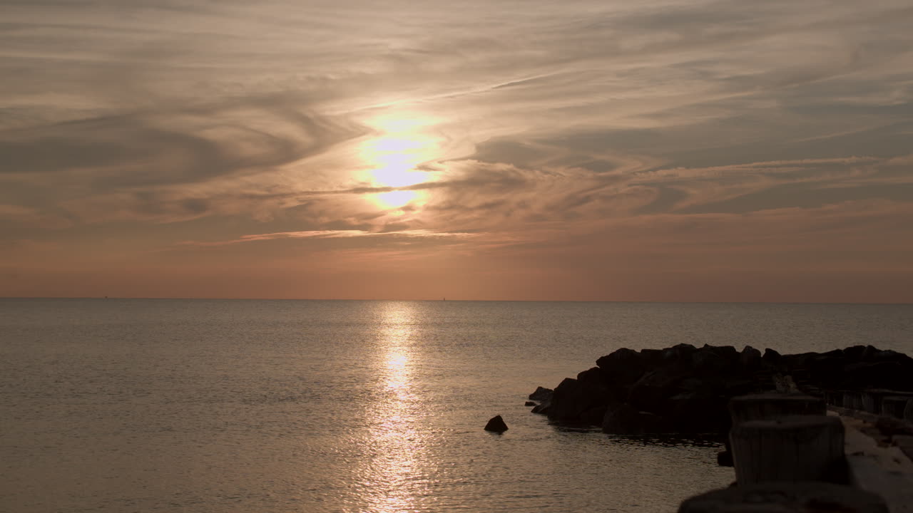 Aurinko paistaa matalalta tyynen New Jerseyn lahden yllä.