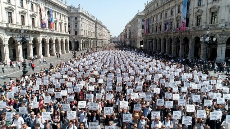 Grande folla che protesta in una via della città