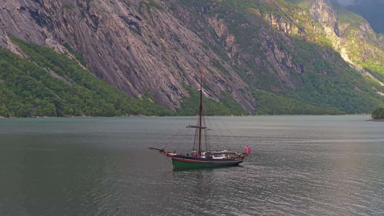 Pemandangan sudut tinggi perahu layar di perairan indah Hardangerfjord