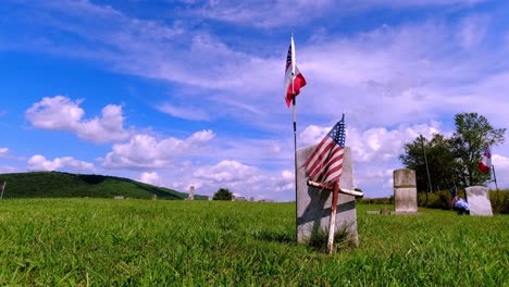 drapeau confédéré à la tombe des soldats dans le cimetière de virginie