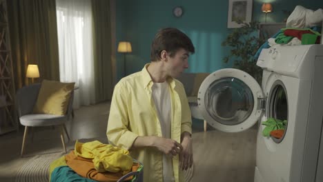 adolescente haciendo la lavandería.