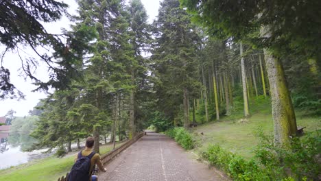 Hombre-Libre-Andando-En-Bicicleta-En-El-Bosque.