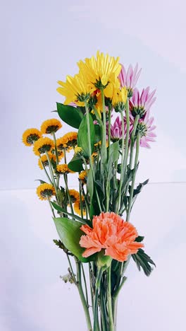 un ramo de flores de colores