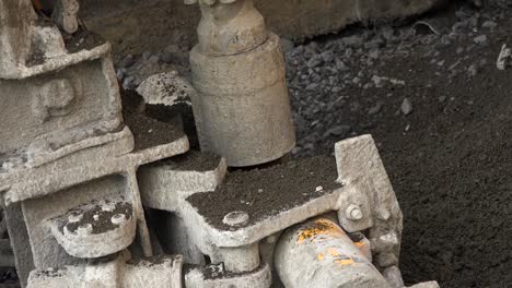 poderosa plataforma de perforación hidráulica, cimientos de piedra. refuerzo del suelo para la construcción de edificios, perforación del suelo y eliminación de tuberías de acero