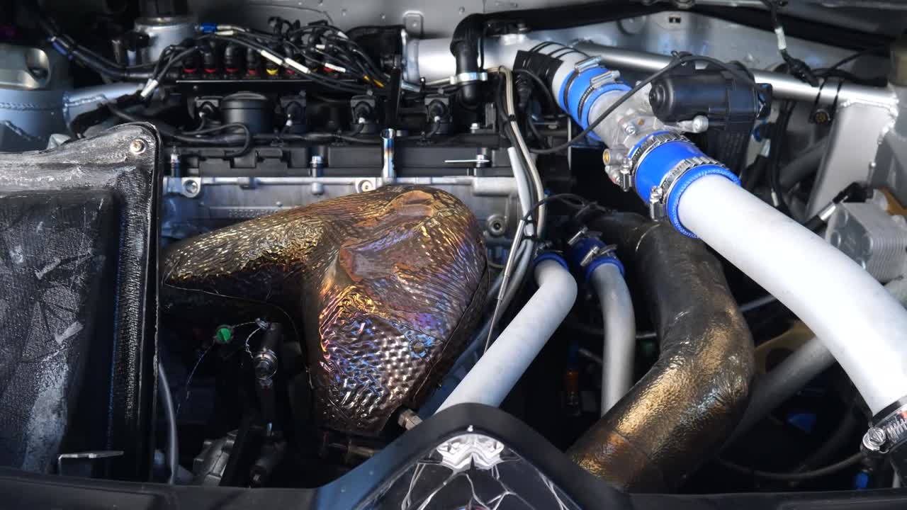 detalle del motor del coche de rally mundial