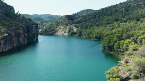 Luftaufnahme-über-Lago-De-Bolarque-In-Richtung-Der-Alten-Hotelbaustelle