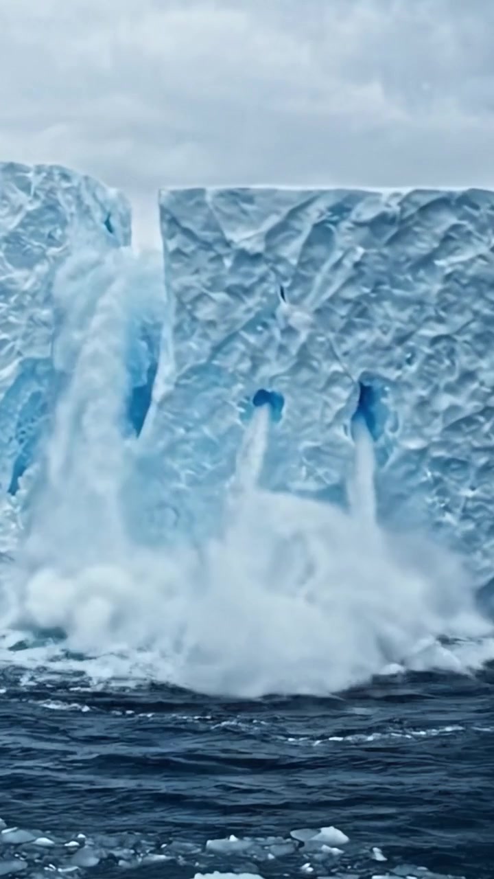 Trasformazione maestosa di un iceberg: da imponenti formazioni a splendide caverne catturate nell'abbraccio gelido dell'Oceano Artico.