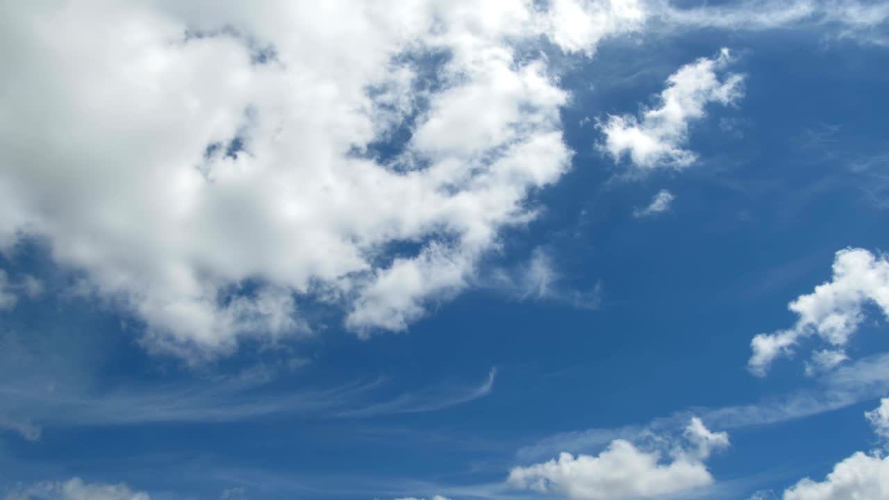 파란 하늘에서 구름이 움직이고 있습니다. 타임스