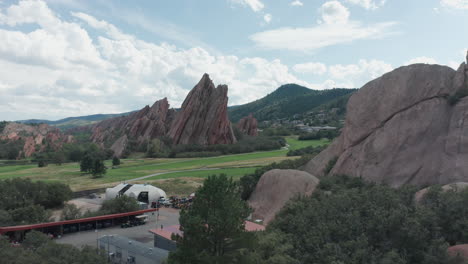 Arrowhead-Golf-Resort-In-Littleton-Colorado-Mit-Grünem-Gras,-Roten-Felsen-Und-Blauem-Himmel