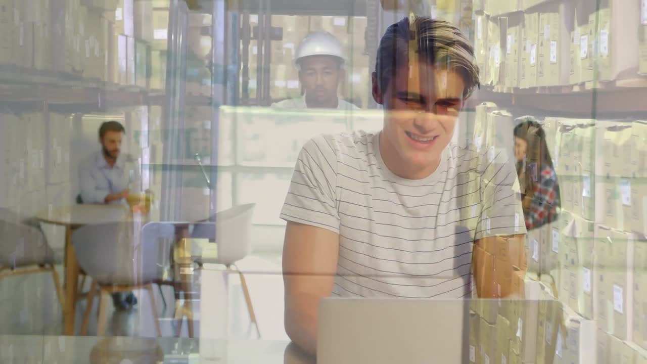 animación de un hombre de negocios caucásico trabajando en una computadora portátil y un trabajador afroamericano conduciendo una carretilla elevadora.