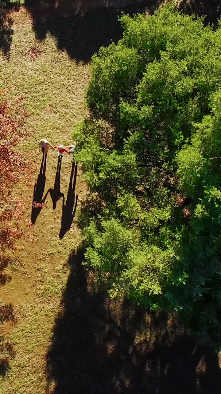 공원 에서 산책 하는 가족