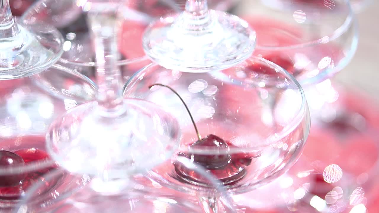 각 유리 안에는 체리 한 개가 있습니다.