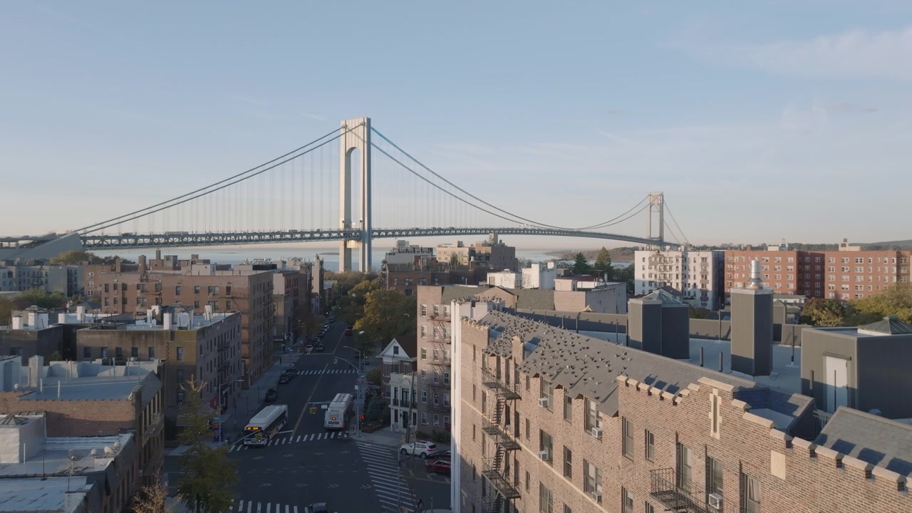 Widok z lotu ptaka na Bay Ridge na Brooklynie o wschodzie słońca. Nakręcono w Nowym Jorku z Mostem Verrazano-Narrows w tle.