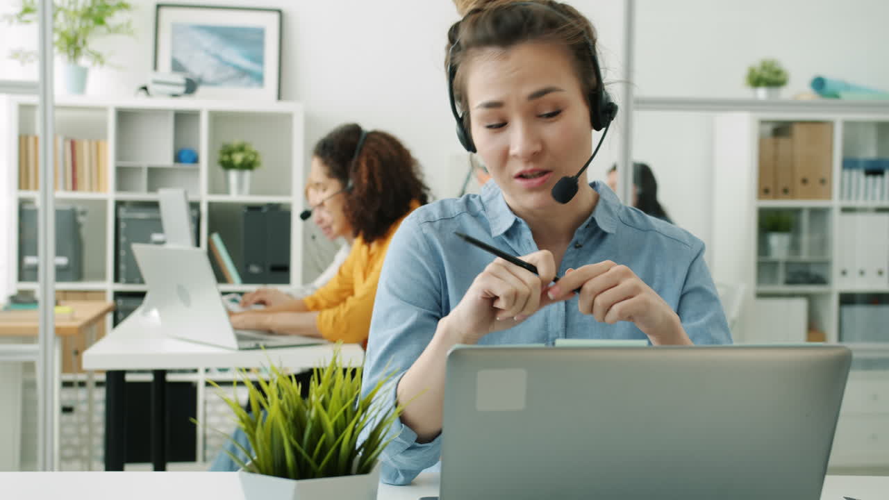 representantes de servicio al cliente en una oficina ocupada