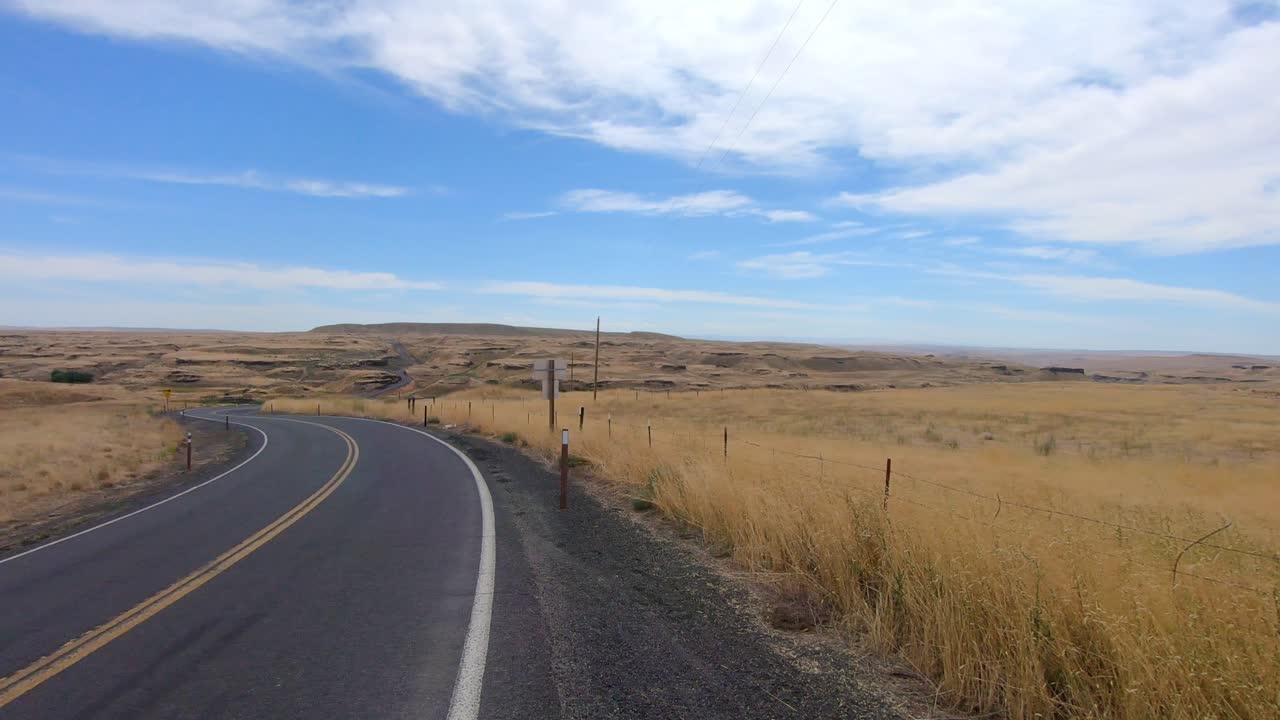 vista panorámica de la carretera que atraviesa los scablands en el este del estado de washington