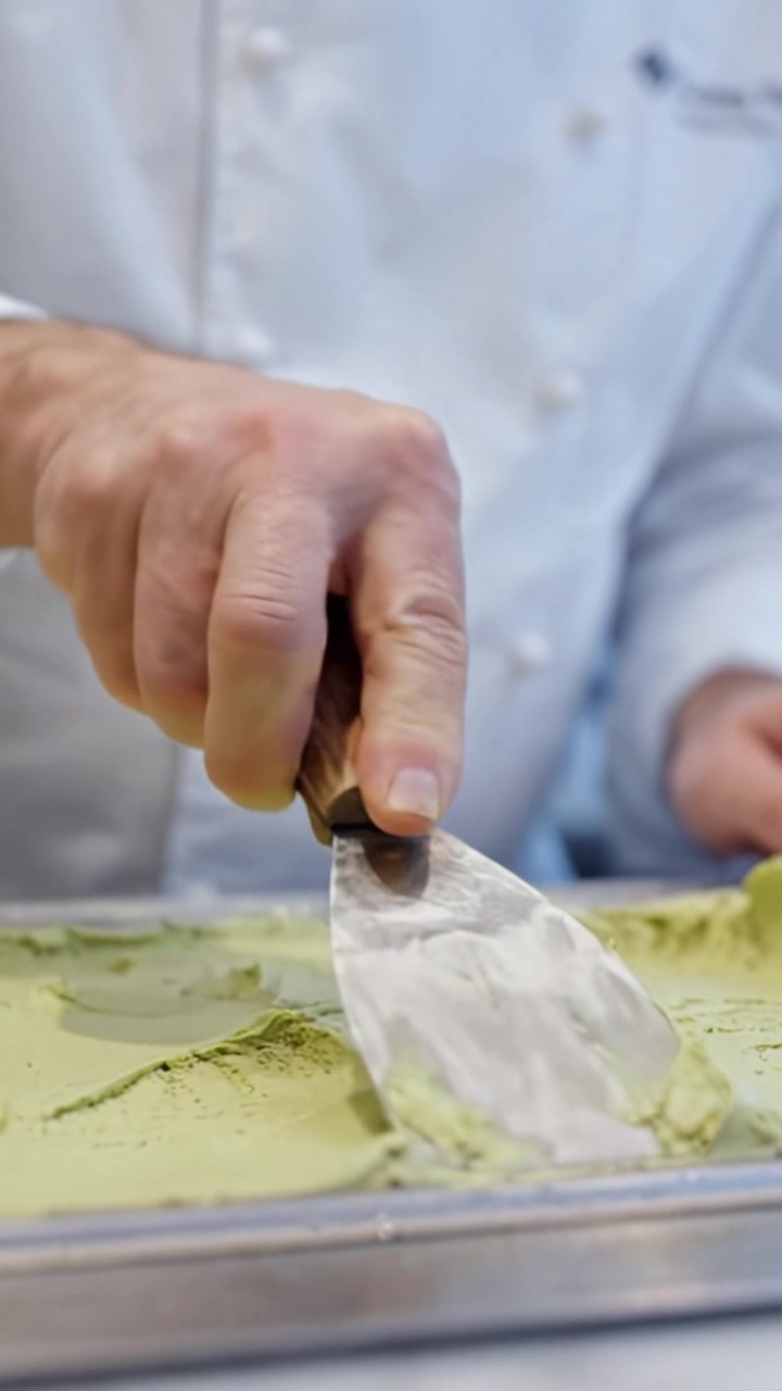 Creazione di squisito gelato verde: la maestria di uno chef nel realizzare una delizia ghiacciata liscia e cremosa con tecniche abili e ingredienti freschi.