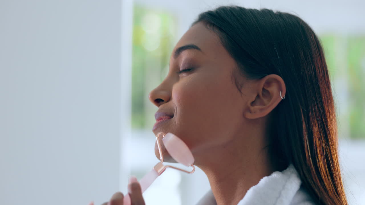 rostro, cuidado de la piel y mujer con rodillo