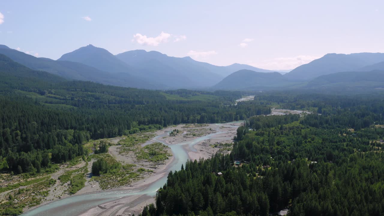 vista panorámica del famoso río y valle cowlitz en packwood, washington durante el día - drone aéreo