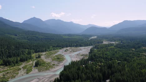 Vista-Panorámica-Del-Famoso-Río-Y-Valle-Cowlitz-En-Packwood,-Washington-Durante-El-Día---Drone-Aéreo