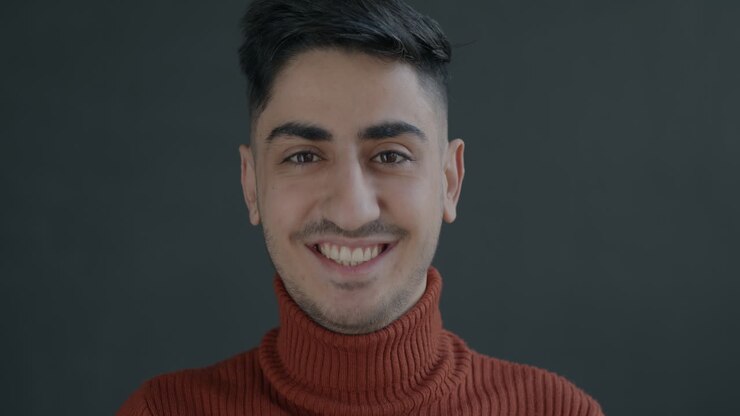 Il ritratto di un uomo sorridente