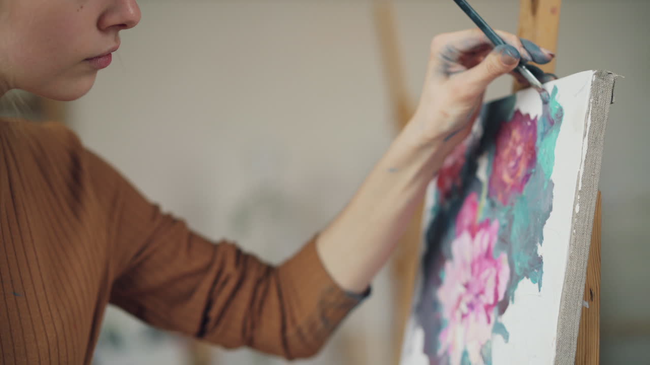 mujer pintando flores en un estudio de arte