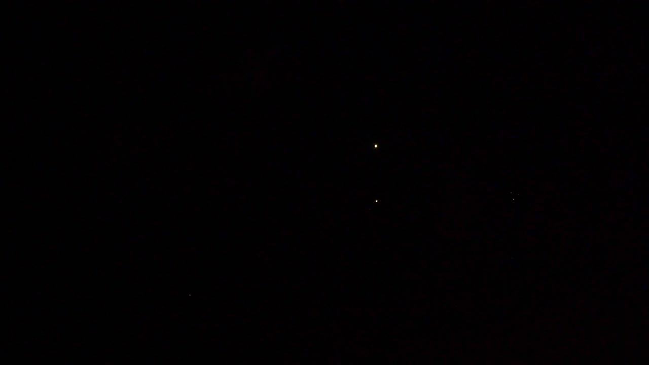 祭りの祝賀のために夜に美しいカラフルな火の作品の展示