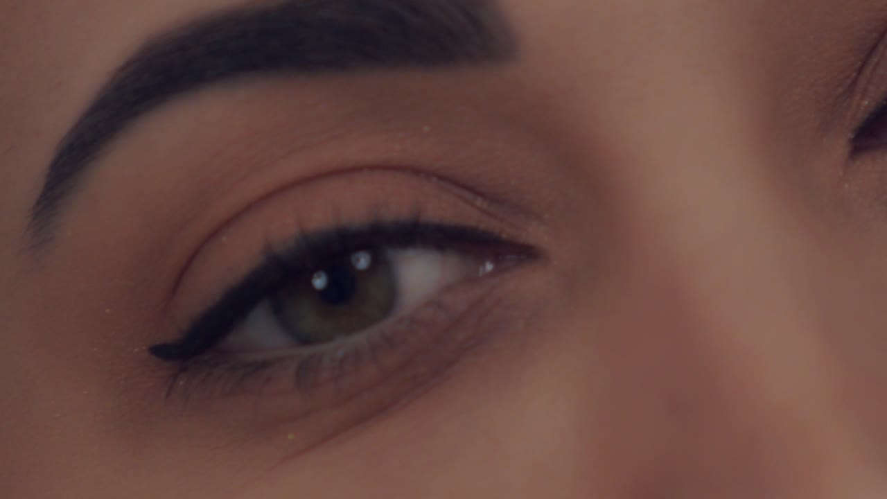 ojos marrones de ensueño de una joven hispana