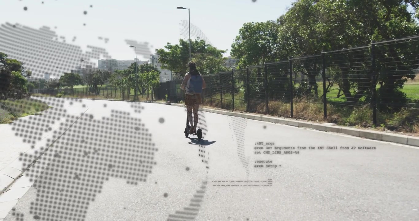 Inquadratura che si apre con una donna che si muove in scooter verso edifici su una strada di transito, con un globo che oscura la parte sinistra