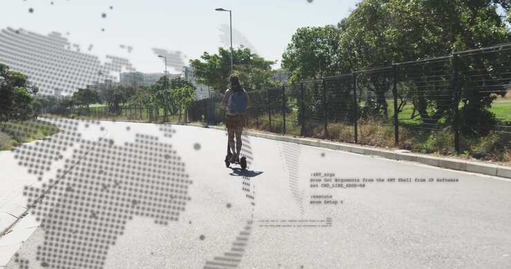 Inquadratura che si apre con una donna che si muove in scooter verso edifici su una strada di transito, con un globo che oscura la parte sinistra