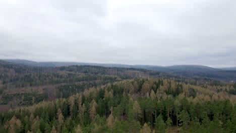 Panorama-Hacia-Atrás-De-Toma-Aérea-A-Través-De-Las-Montañas