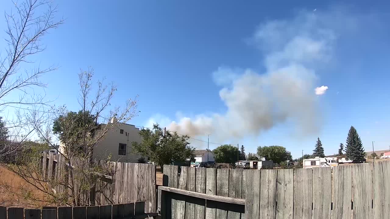 ⁇ 은 날에 작은 마을에서 불타는 건물에서 연기가