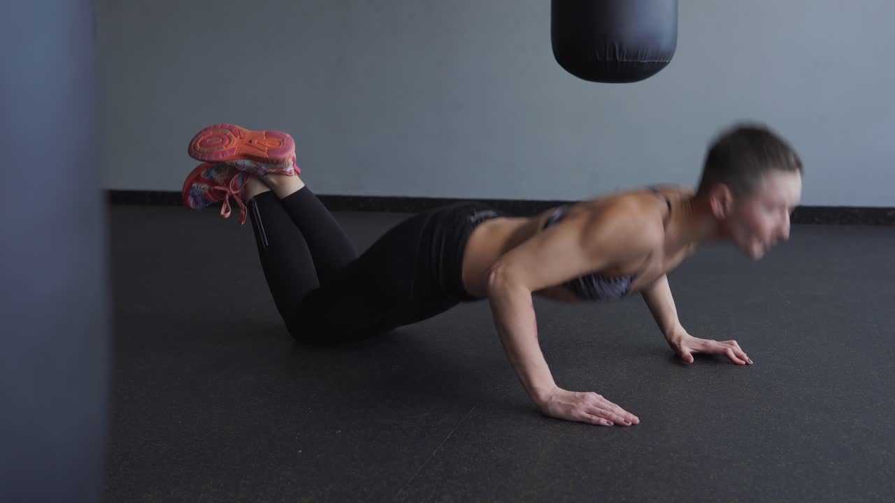 체육관 에서 푸시업 을 하는 여자