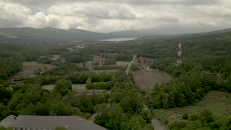 Antena-De-Drones-Sobre-El-Lago-Yamanaka-Y-El-Monte-Fuji,-Japón,-Asia