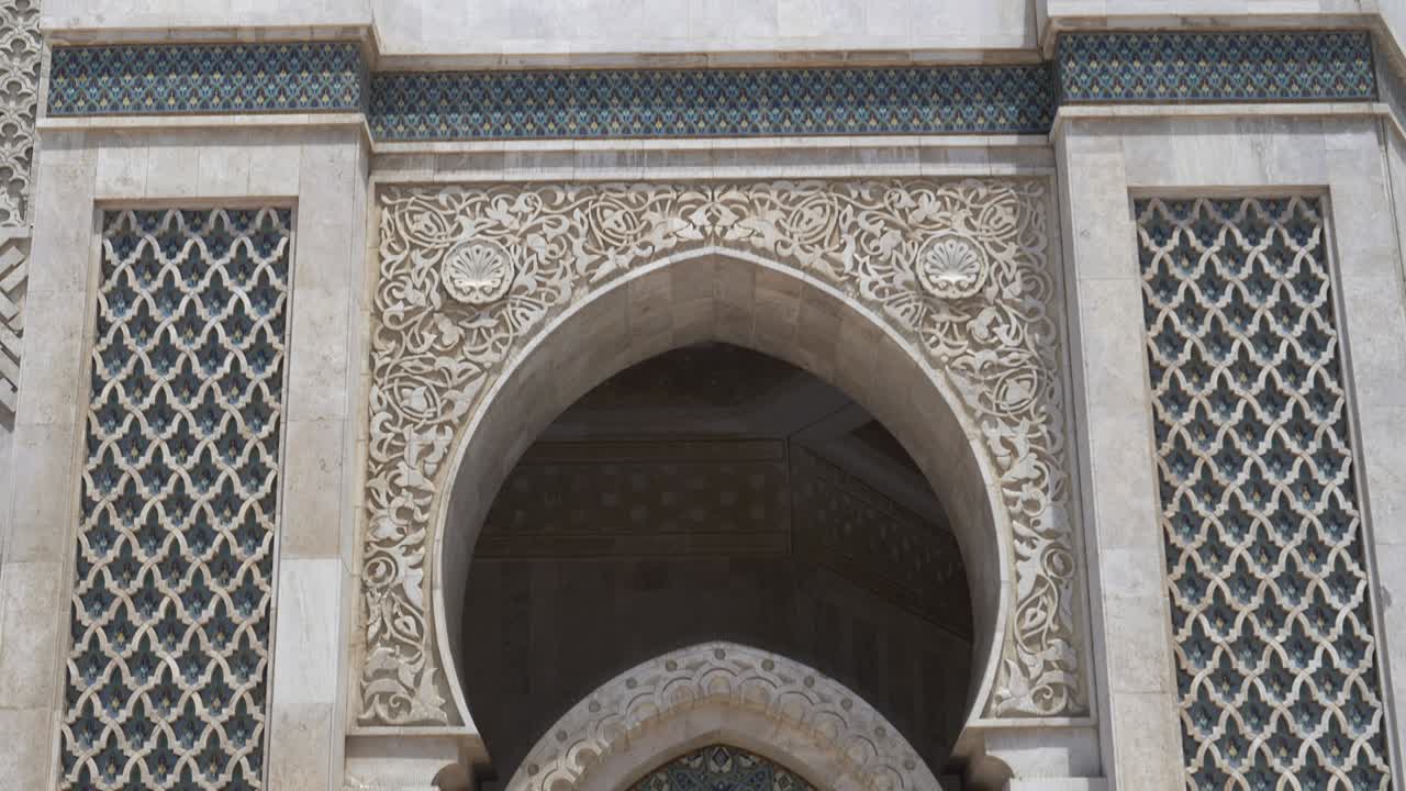 fotografía inclinada hacia abajo de una ornamentada fuente de ablución en la mezquita hassan ii
