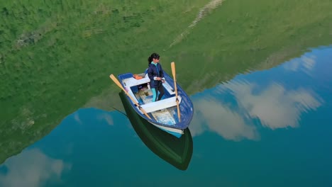 Una-Mujer-En-El-Barco-Pesca-Un-Pez-Girando-En-Noruega.